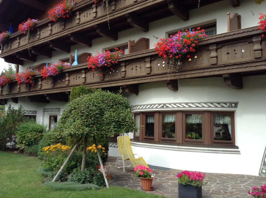 Hotel Garni Almhof Seefeld in Tirol Exteriör bild